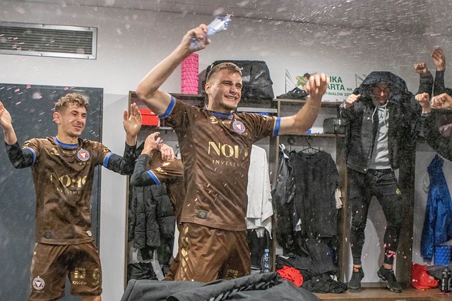 阿里纳斯：利拉德因血栓问题未来不明，雄鹿可以考虑将字母哥交易至雷霆换取.